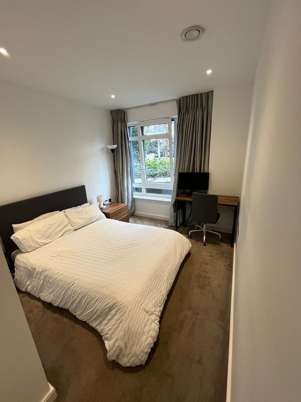 Room Wharf Road in Greater London