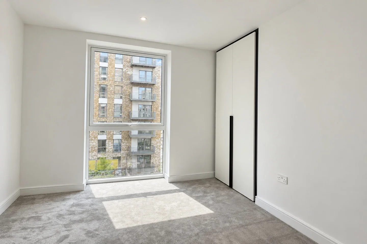 Flat Beresford Avenue in Greater London