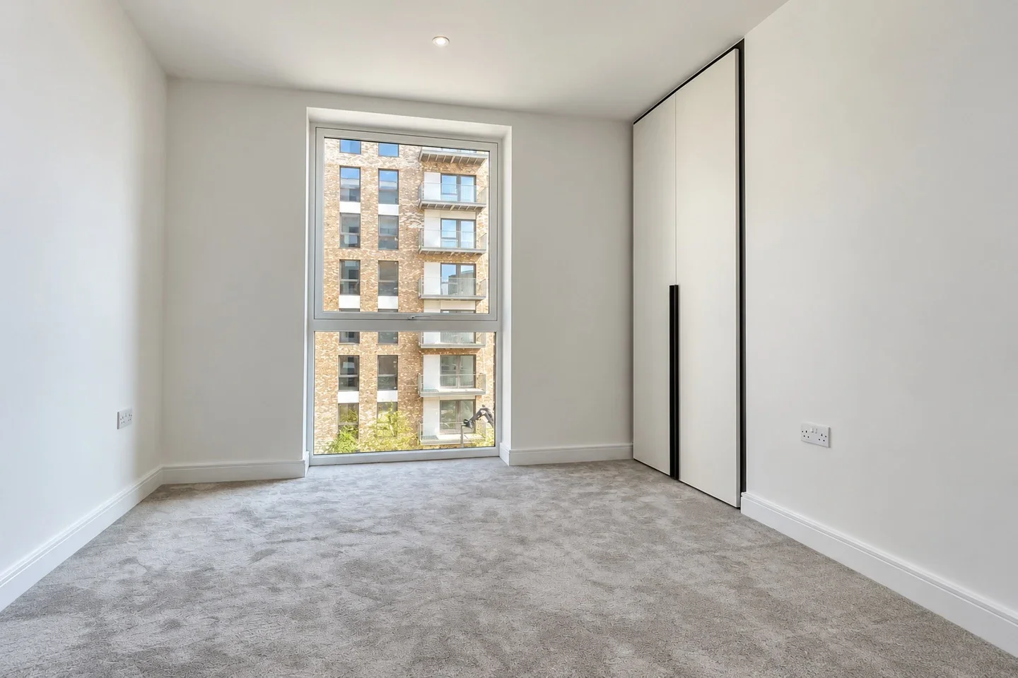 Flat Beresford Avenue in Greater London