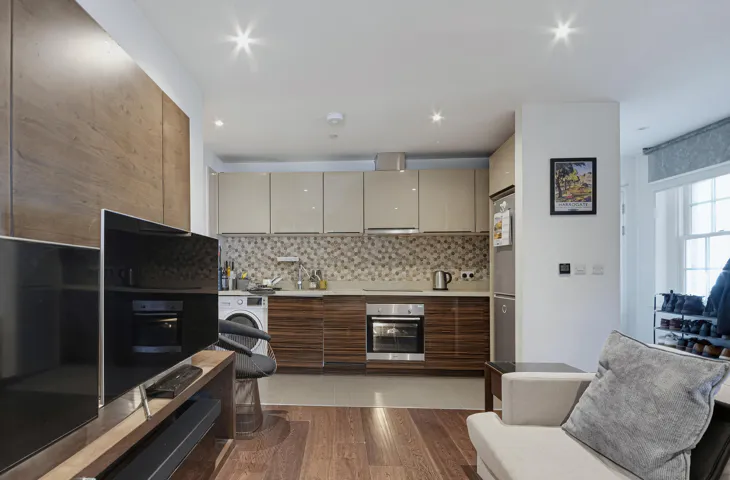 Flat Pennington Street in Greater London