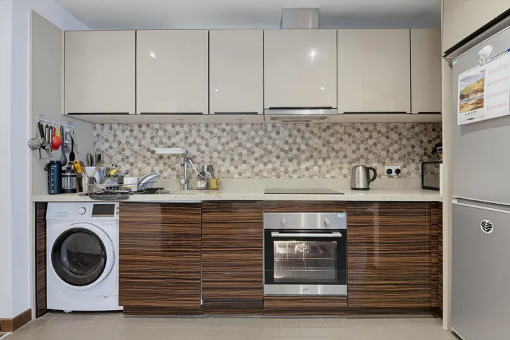 Flat Pennington Street in Greater London