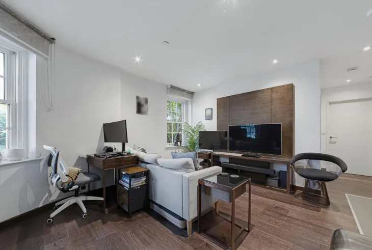 Flat Pennington Street in Greater London