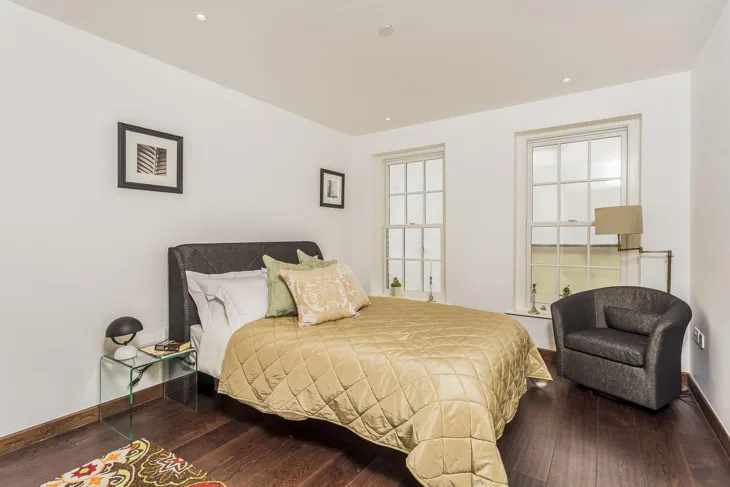 Flat Pennington Street in Greater London