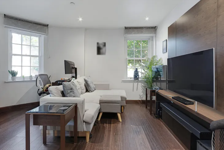 Flat Pennington Street in Greater London