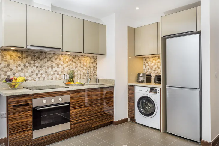Flat Pennington Street in Greater London