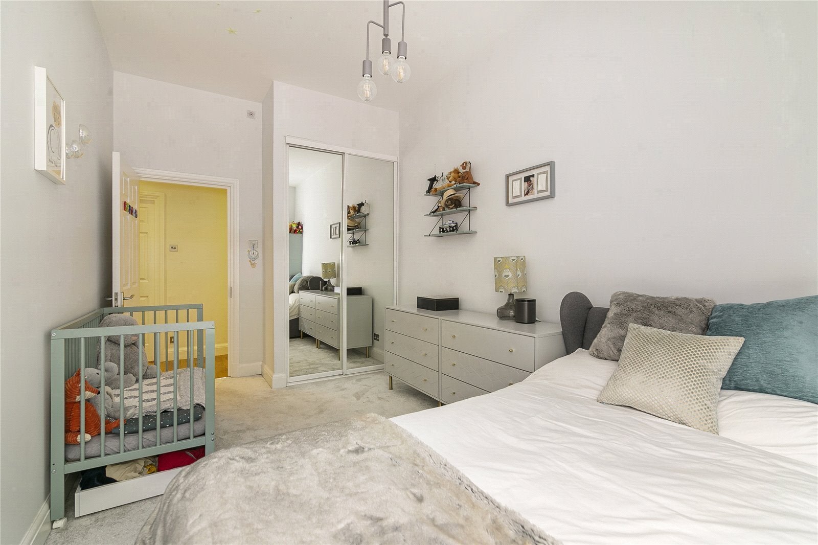 Flat Herbal Hill in Greater London