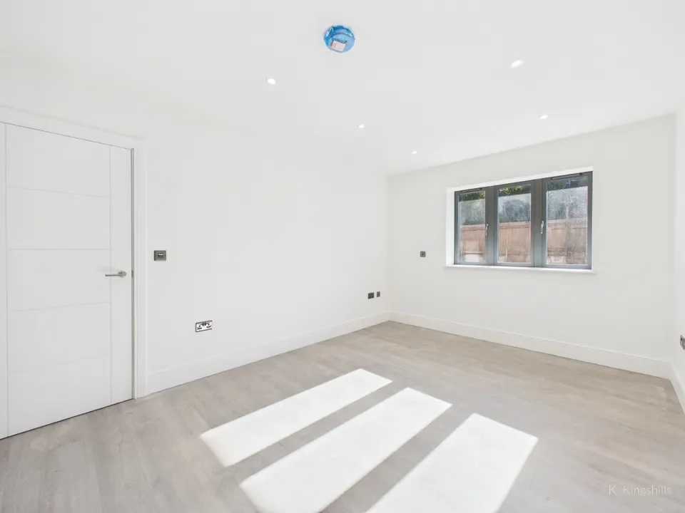 Flat Kingsmead Road in Flackwell Heath