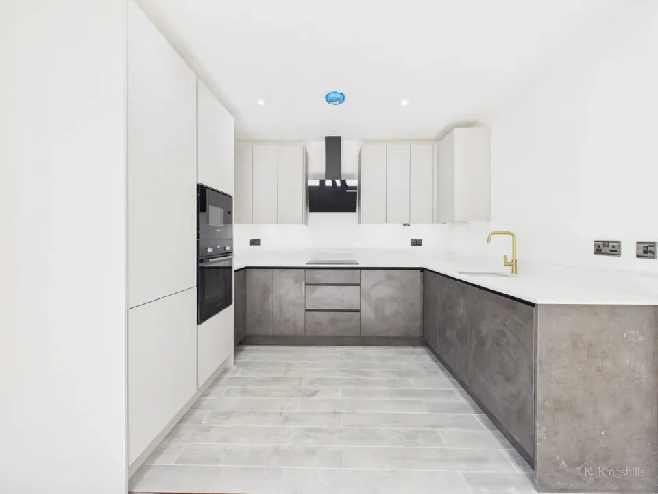 Flat Kingsmead Road in Flackwell Heath