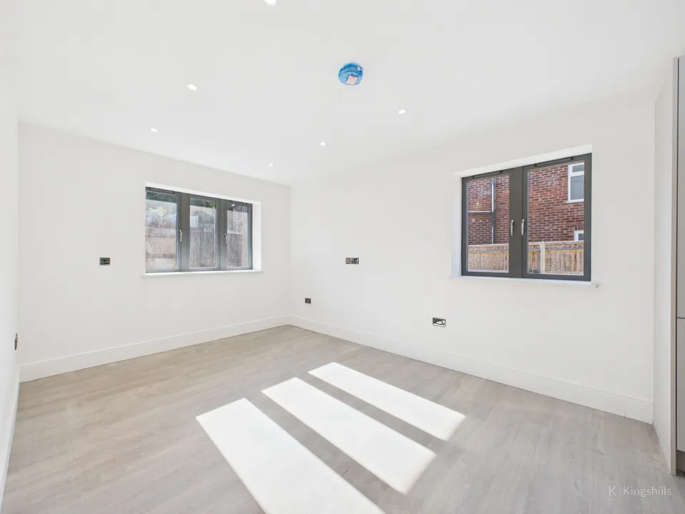 Flat Kingsmead Road in Flackwell Heath