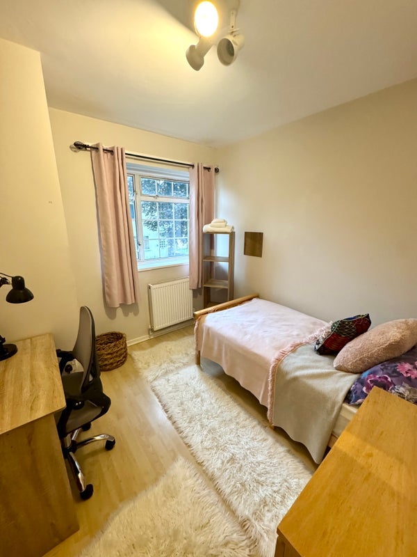 Room Horndean Close in Greater London