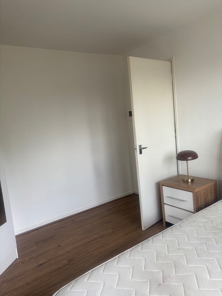 Room Hawkins Road in Crawley
