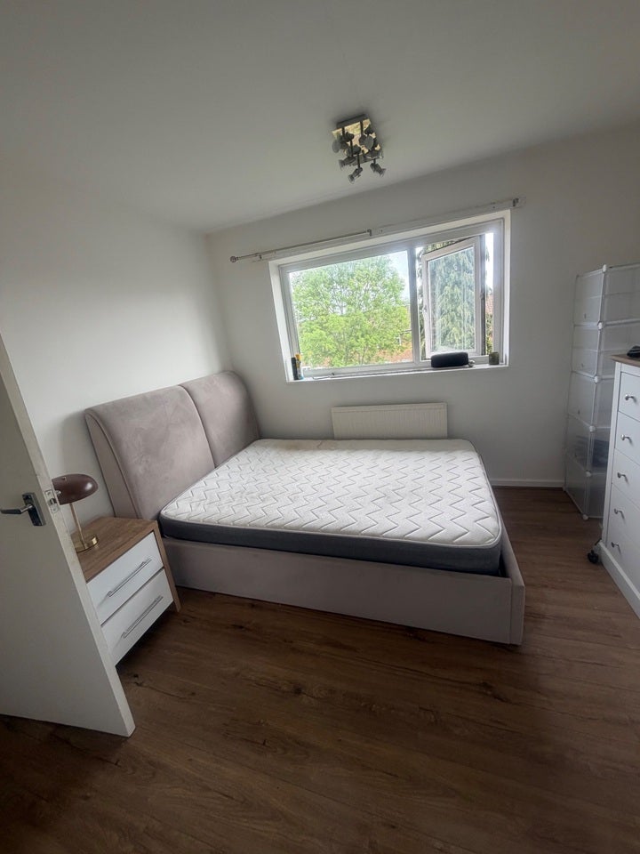 Room Hawkins Road in Crawley