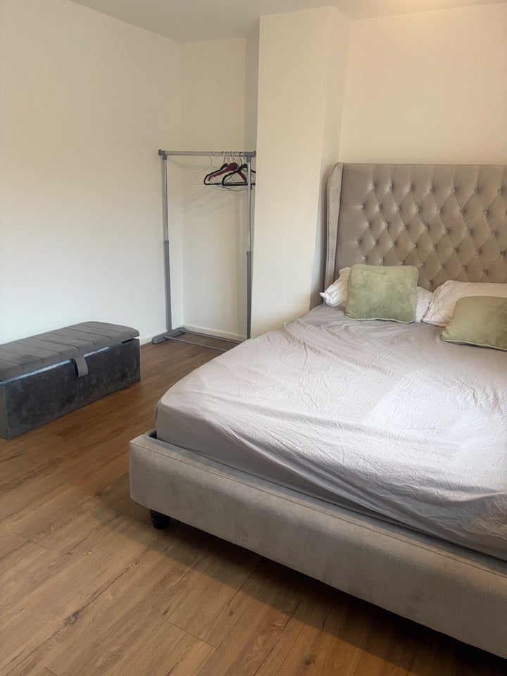 Room Hawkins Road in Crawley