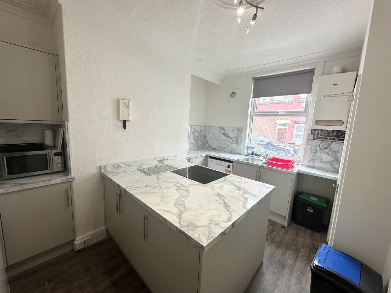 Room Glebe Avenue in Leeds