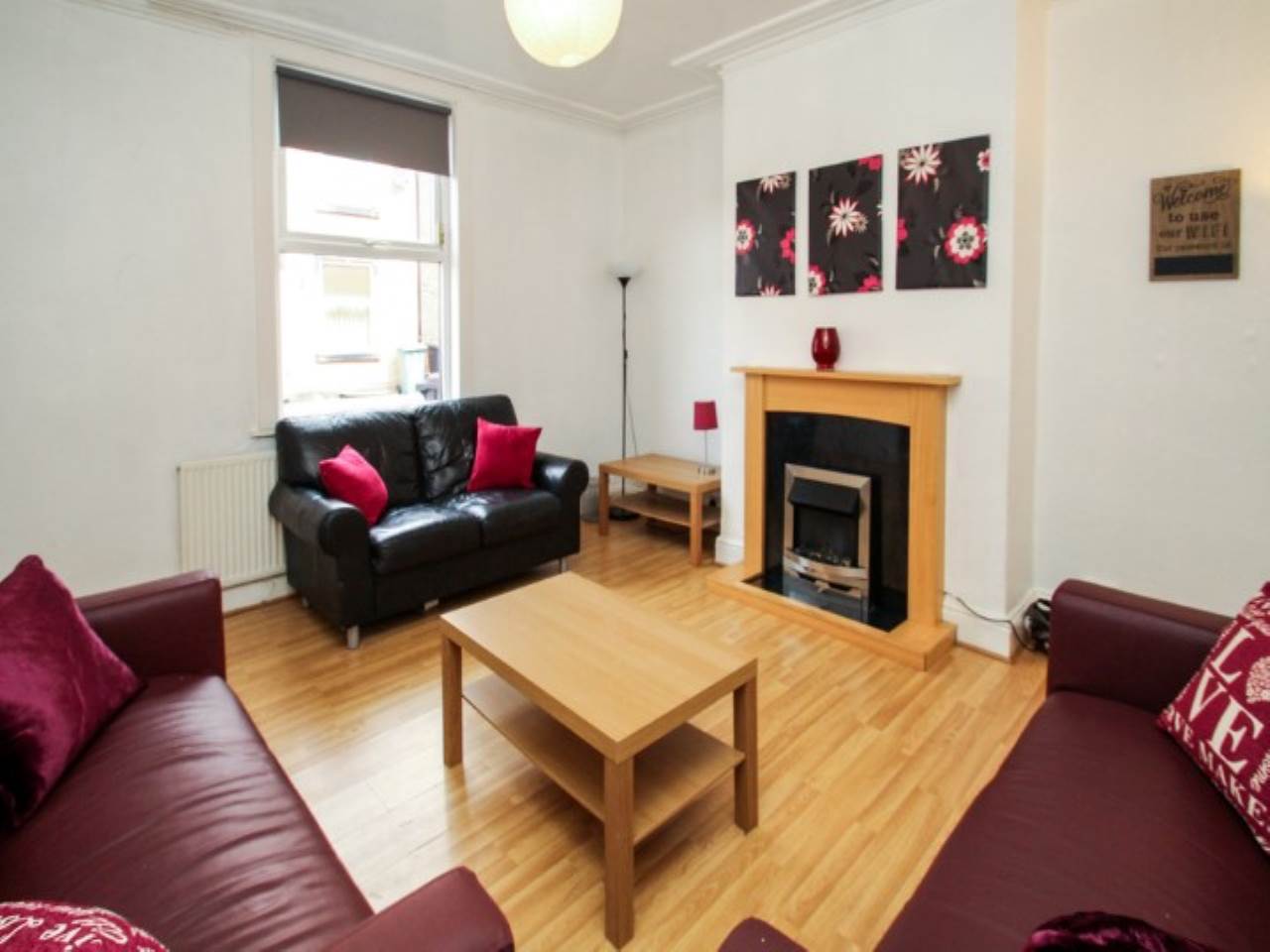Room Glebe Avenue in Leeds