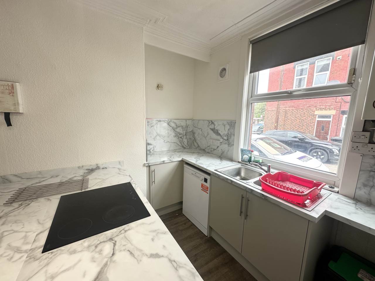 Room Glebe Avenue in Leeds