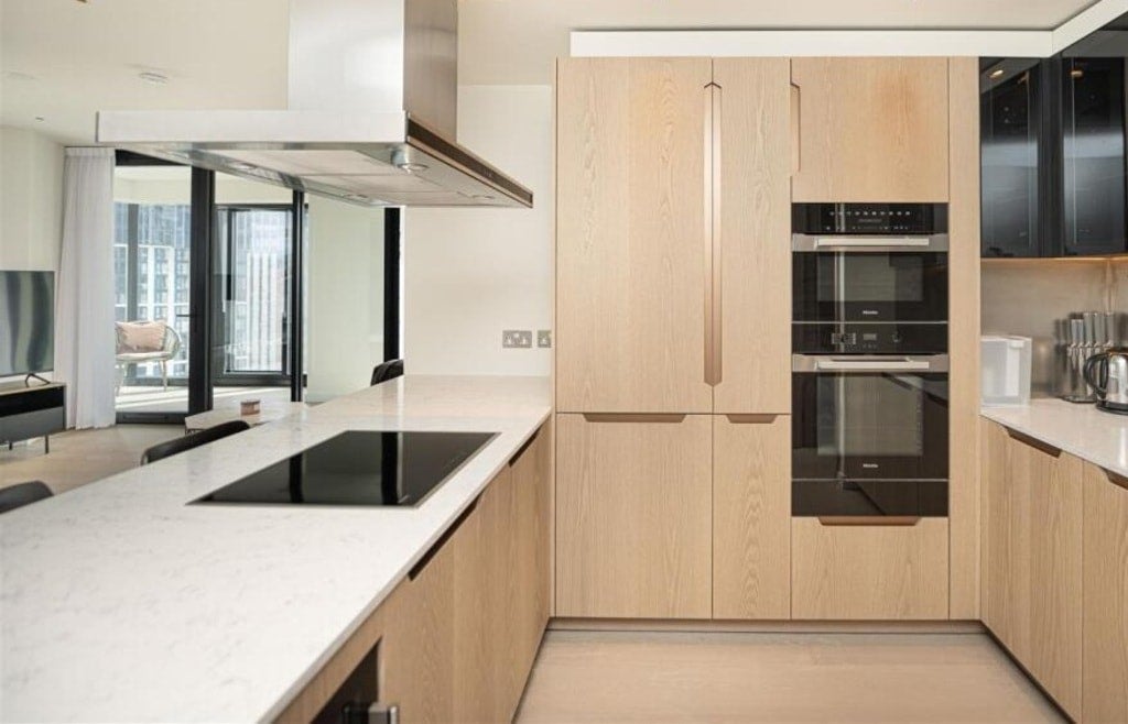 Flat Nine Elms Lane in Greater London