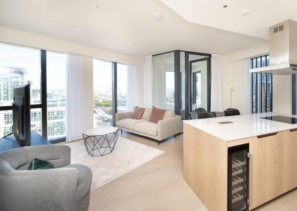 Flat Nine Elms Lane in Greater London
