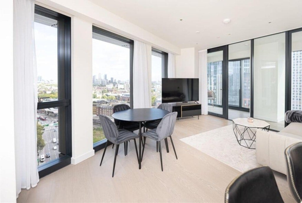 Flat Nine Elms Lane in Greater London