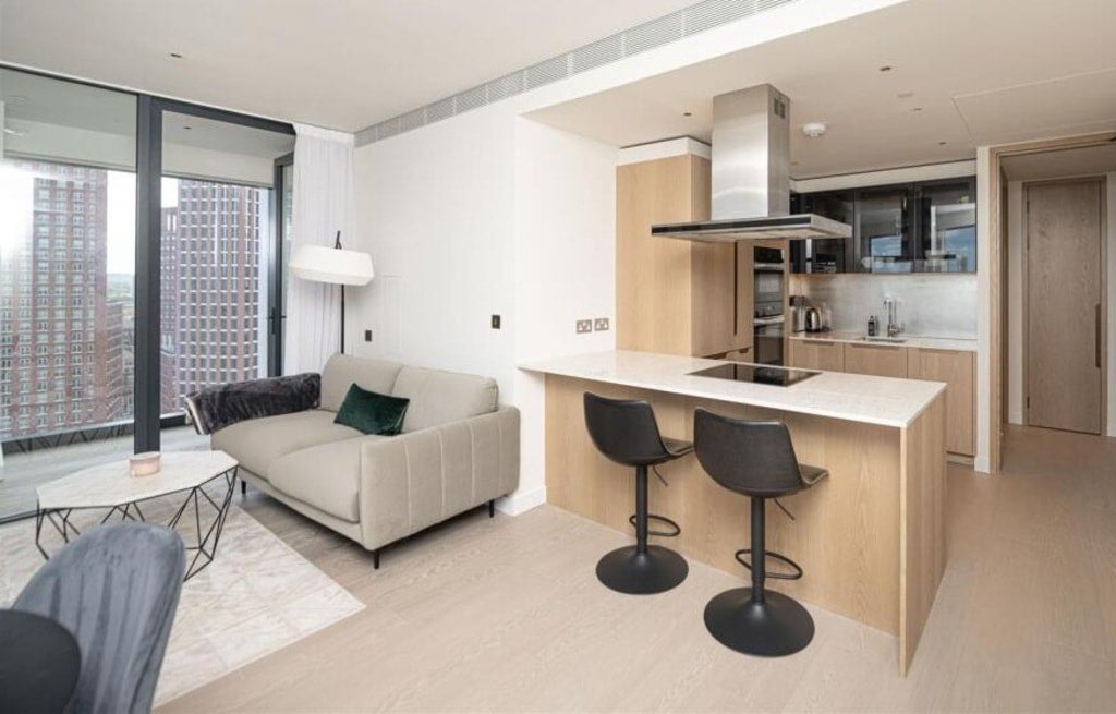Flat Nine Elms Lane in Greater London