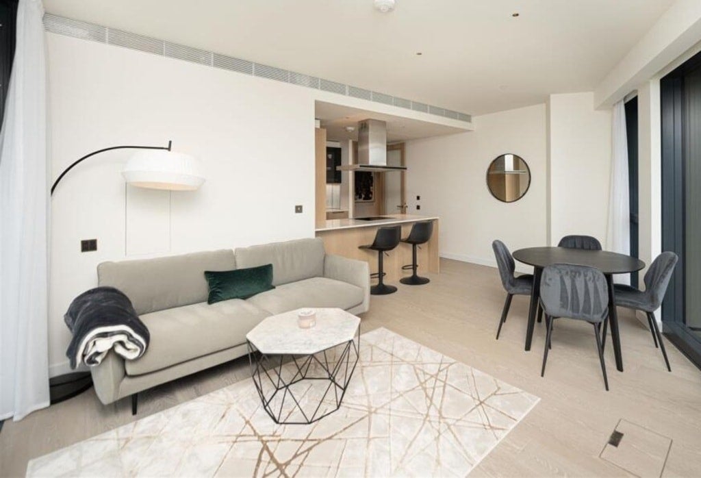 Flat Nine Elms Lane in Greater London