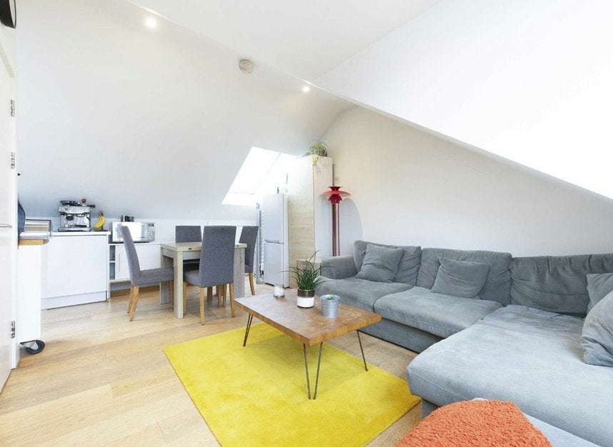 Flat Drayton Park in Greater London