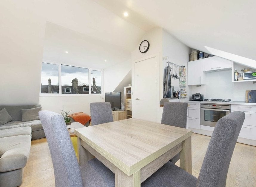 Flat Drayton Park in Greater London