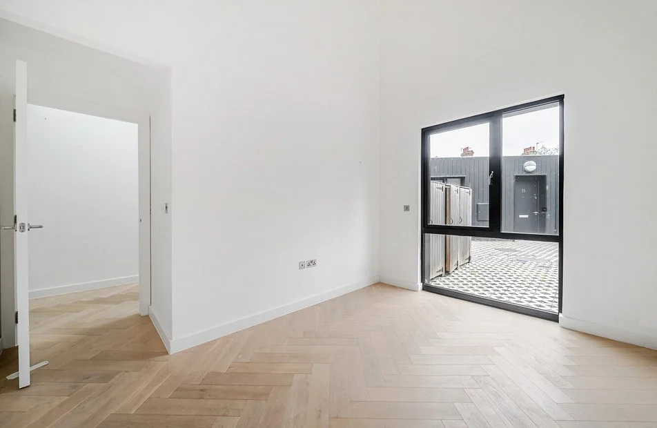 Flat Saracen Close in Greater London