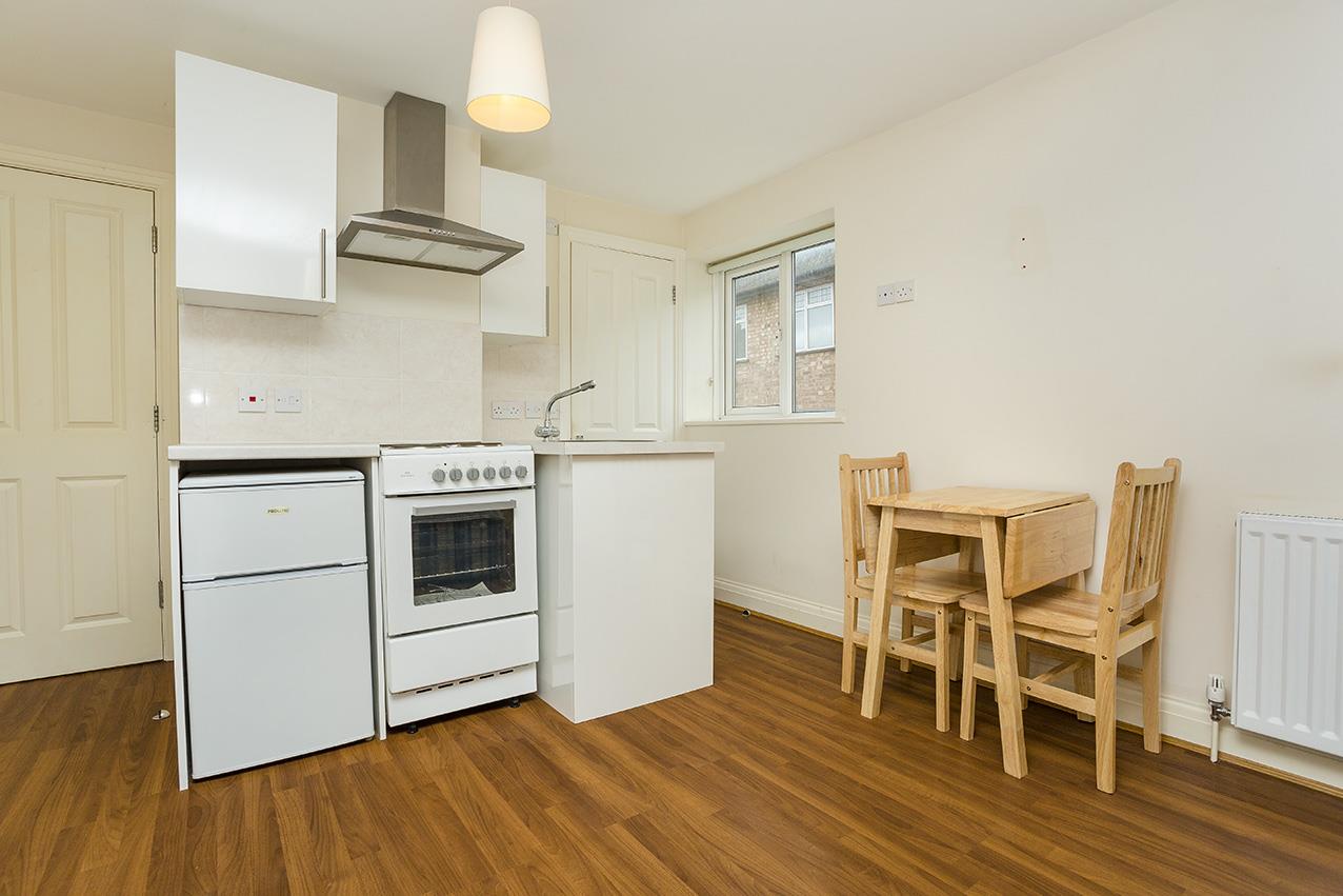 Flat Brampton Grove in Greater London