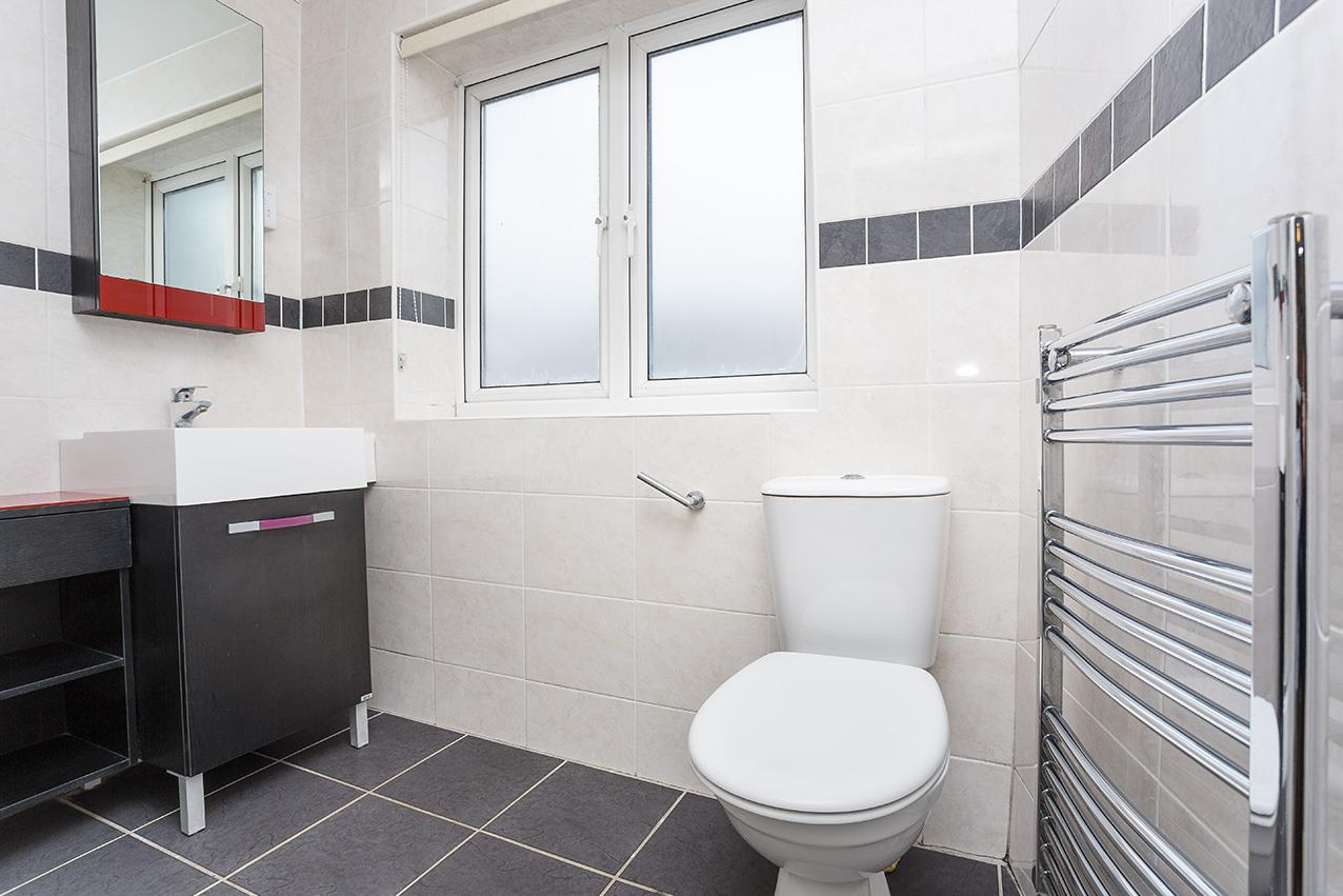 Flat Brampton Grove in Greater London