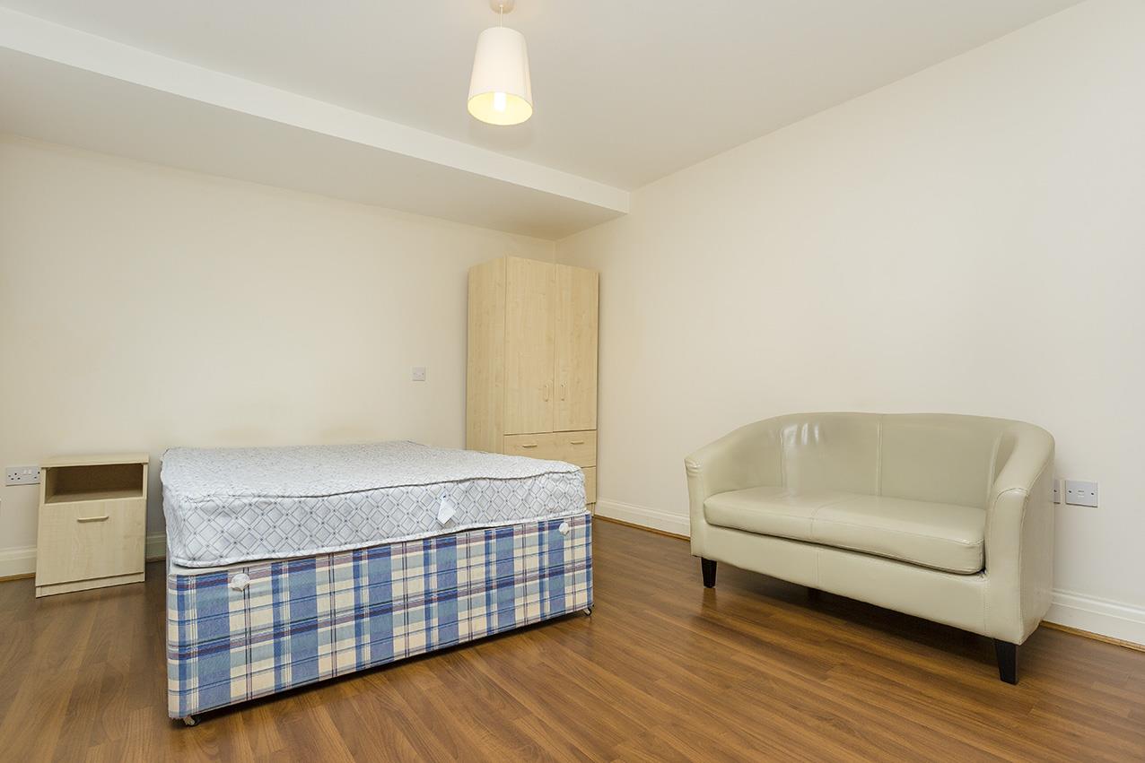 Flat Brampton Grove in Greater London