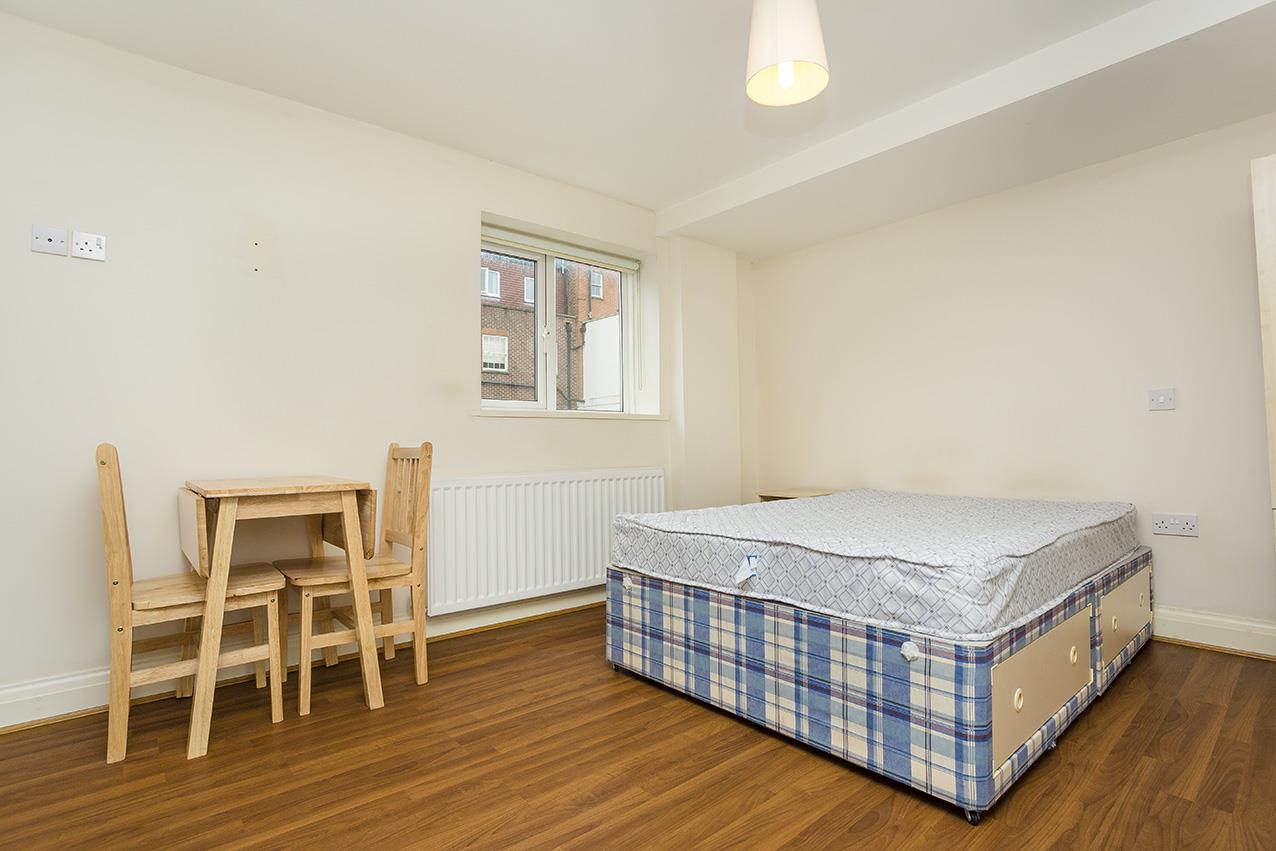Flat Brampton Grove in Greater London