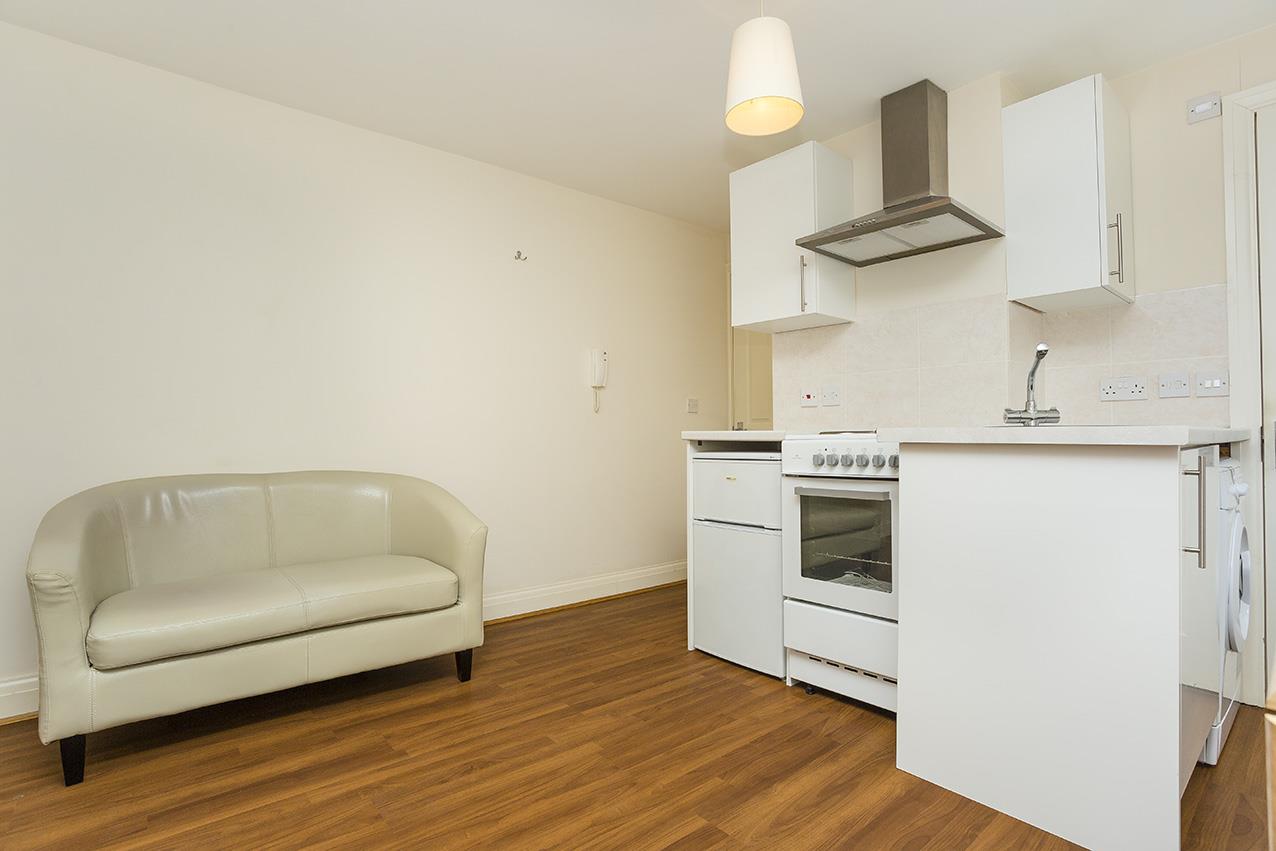 Flat Brampton Grove in Greater London
