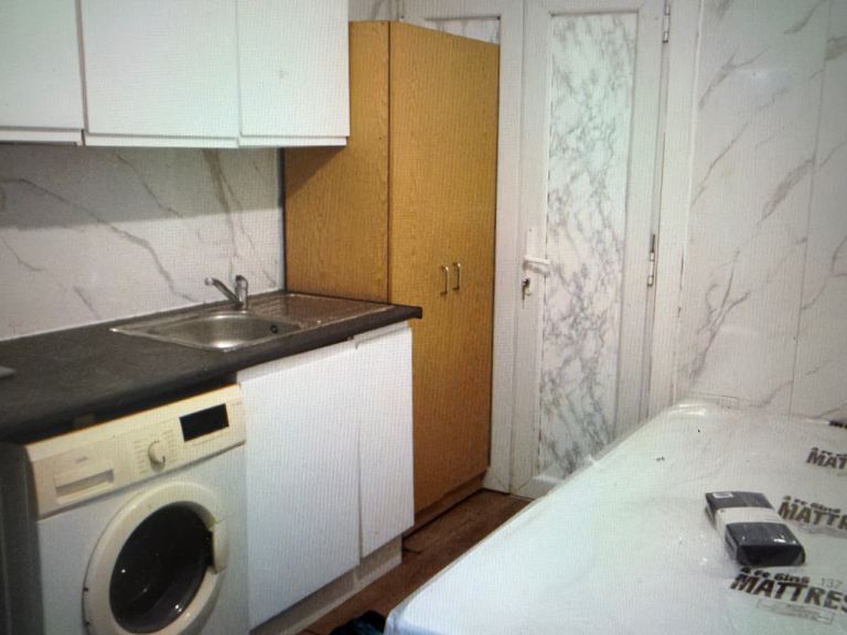 Room Lyndhurst Road in Luton