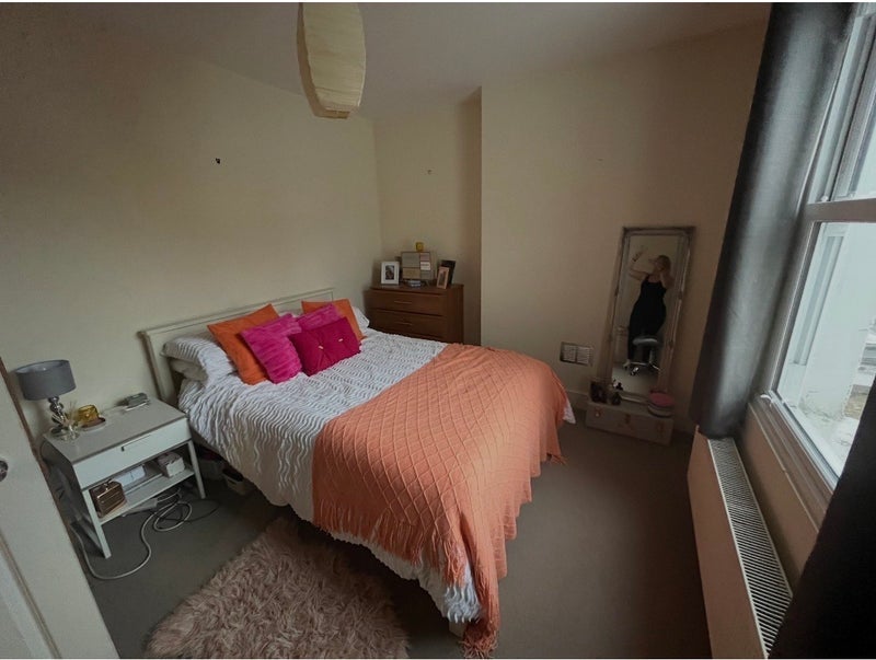 Room Dafforne Road in Greater London