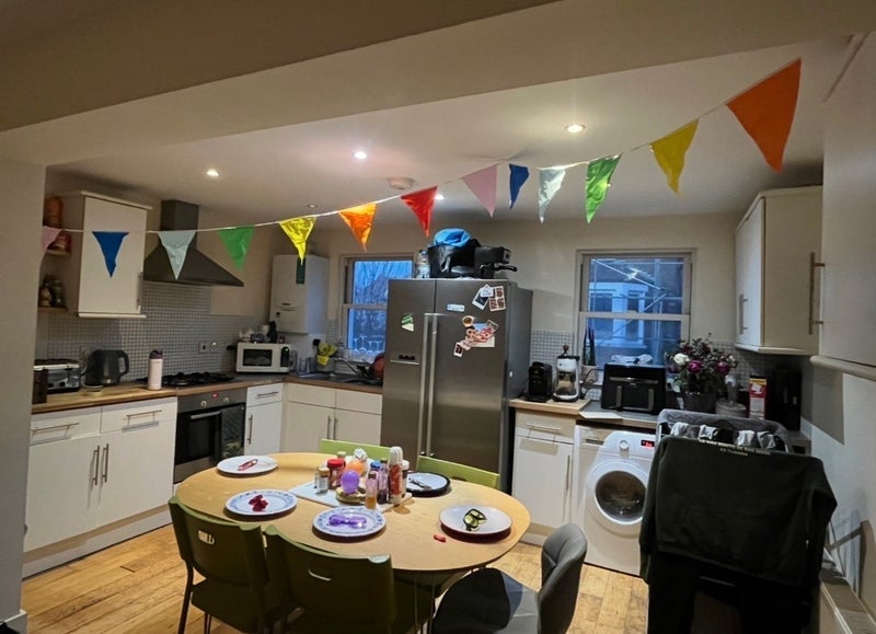 Room Dafforne Road in Greater London