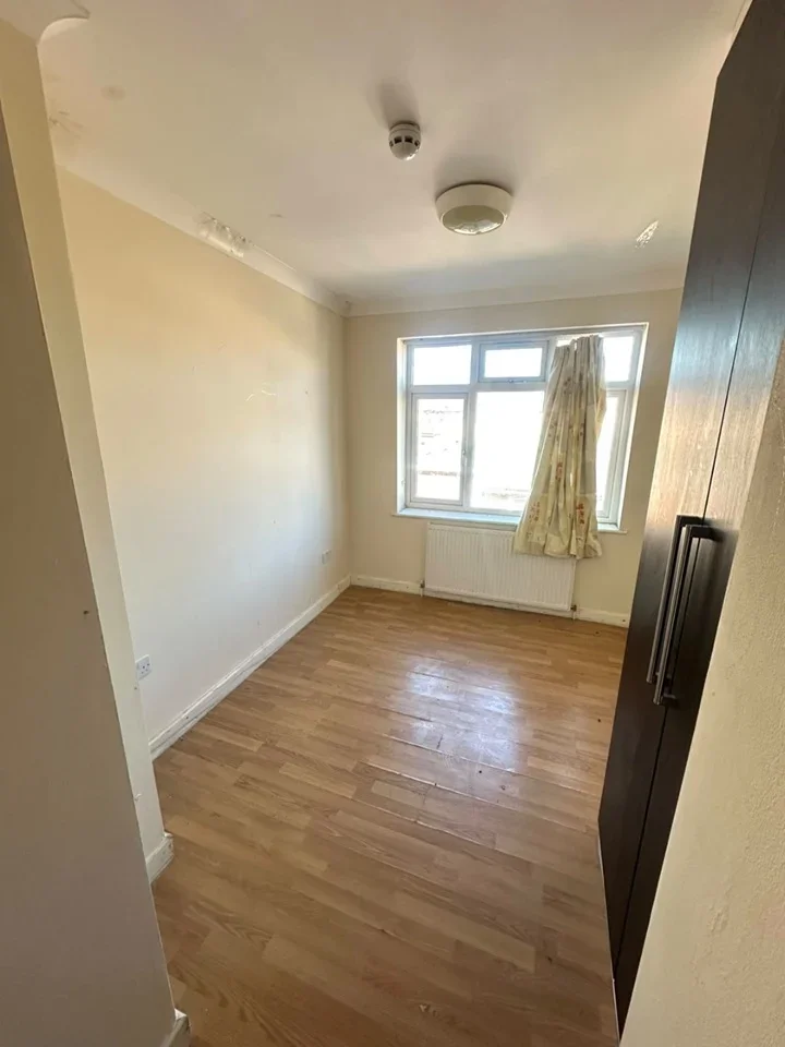 Room Greenland Crescent in Greater London