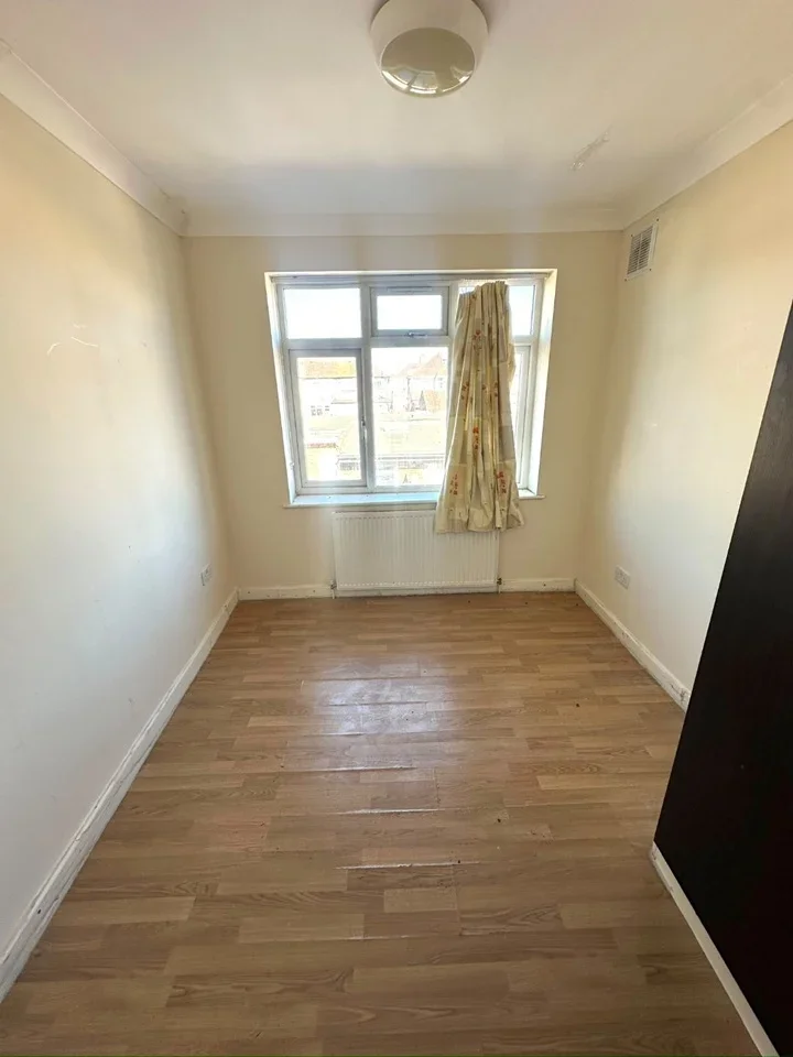 Room Greenland Crescent in Greater London