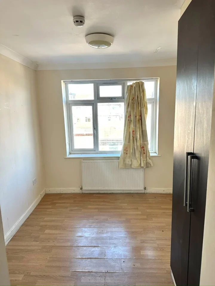 Room Greenland Crescent in Greater London