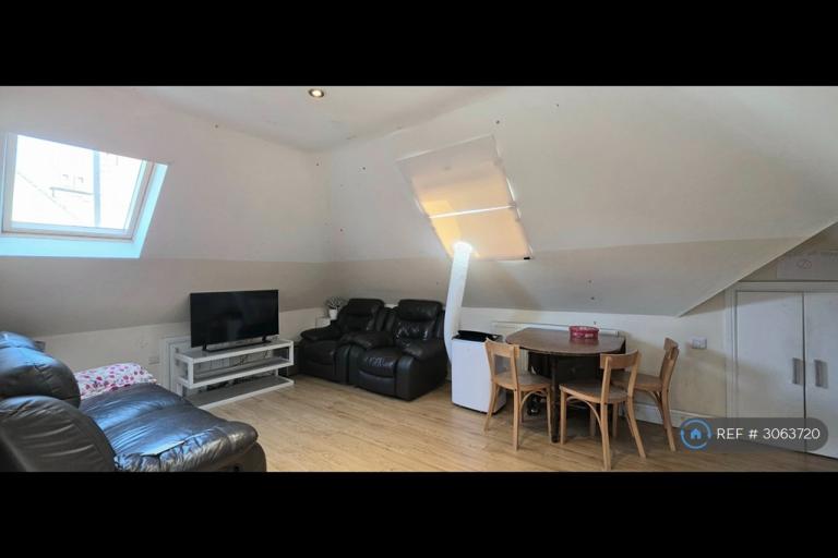 Flat Rickmansworth Road in Watford