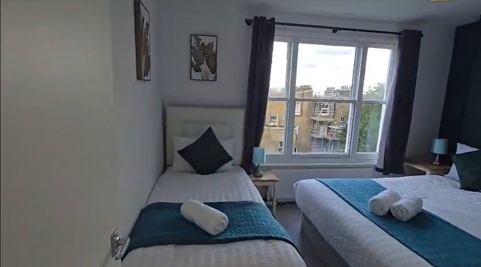 Flat Oxford Gardens in Greater London