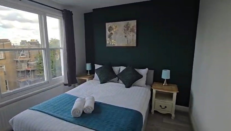 Flat Oxford Gardens in Greater London