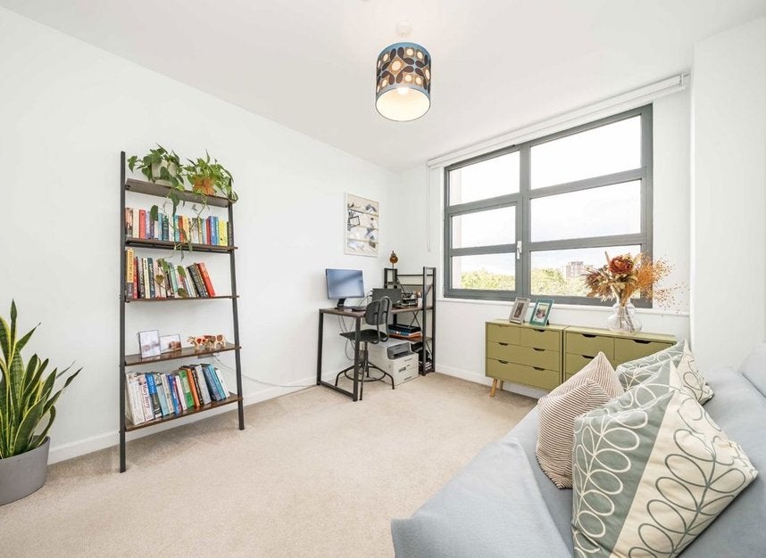 Flat Benyon Road in Greater London