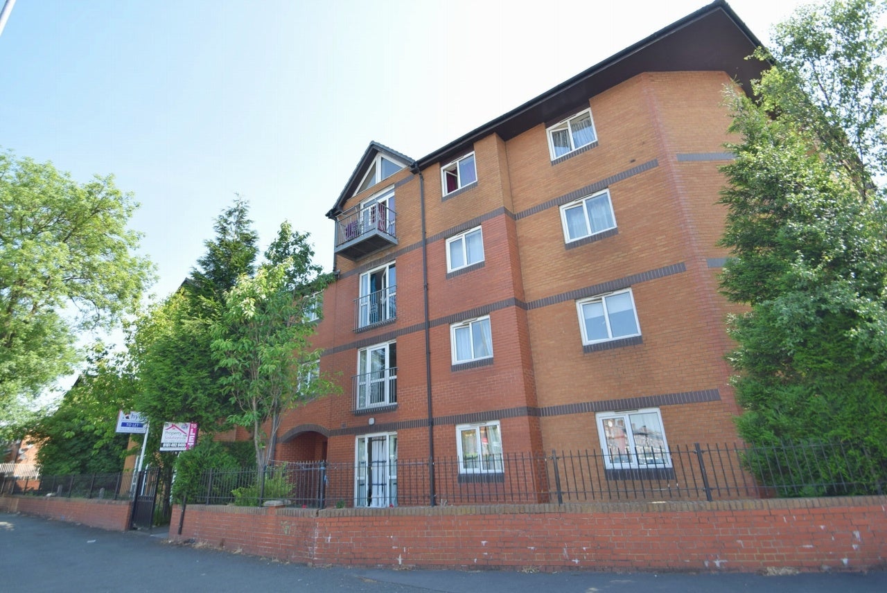 Flat Cheetham Hill Road in Manchester