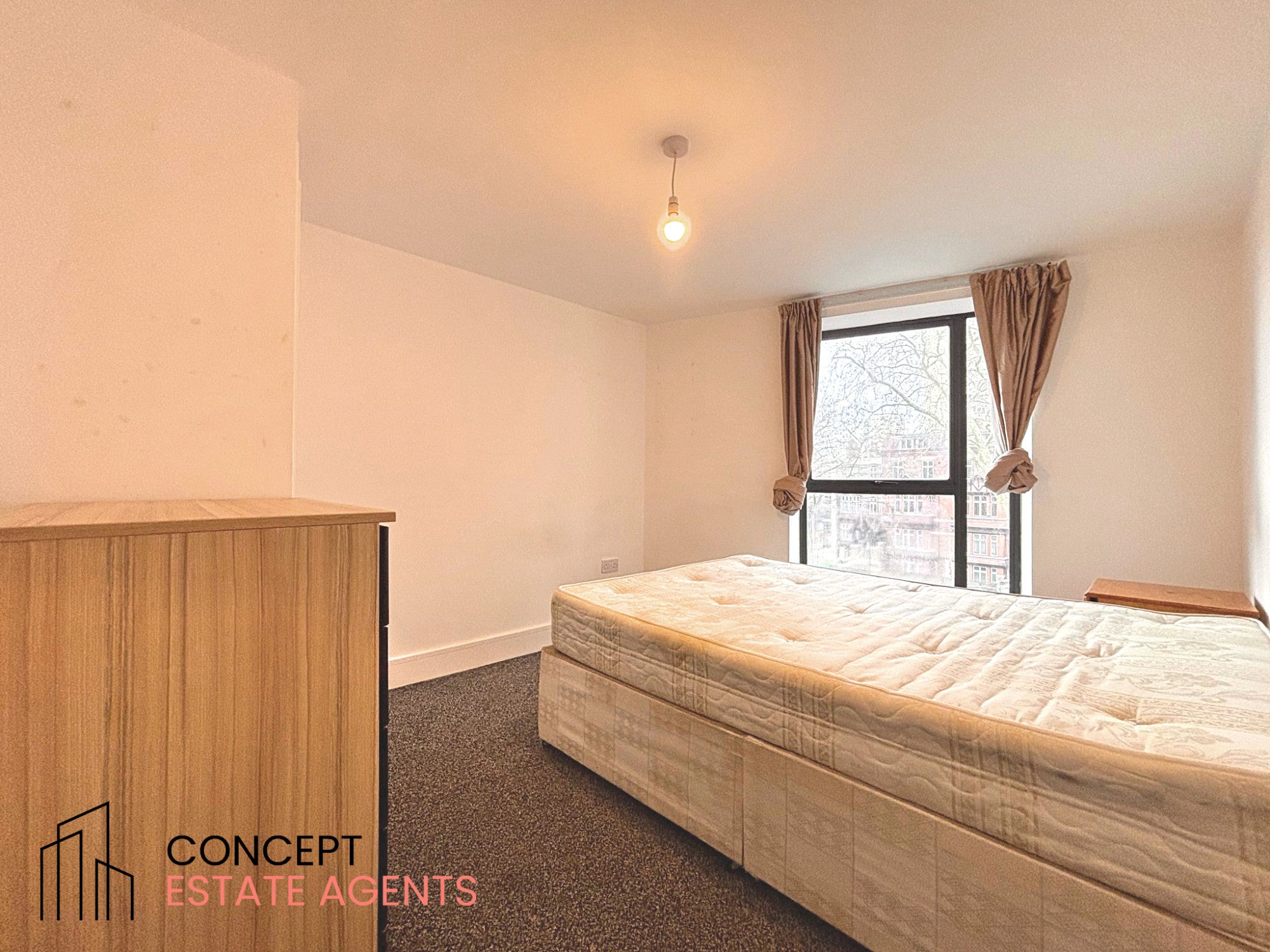 Flat Paradise Road in Greater London