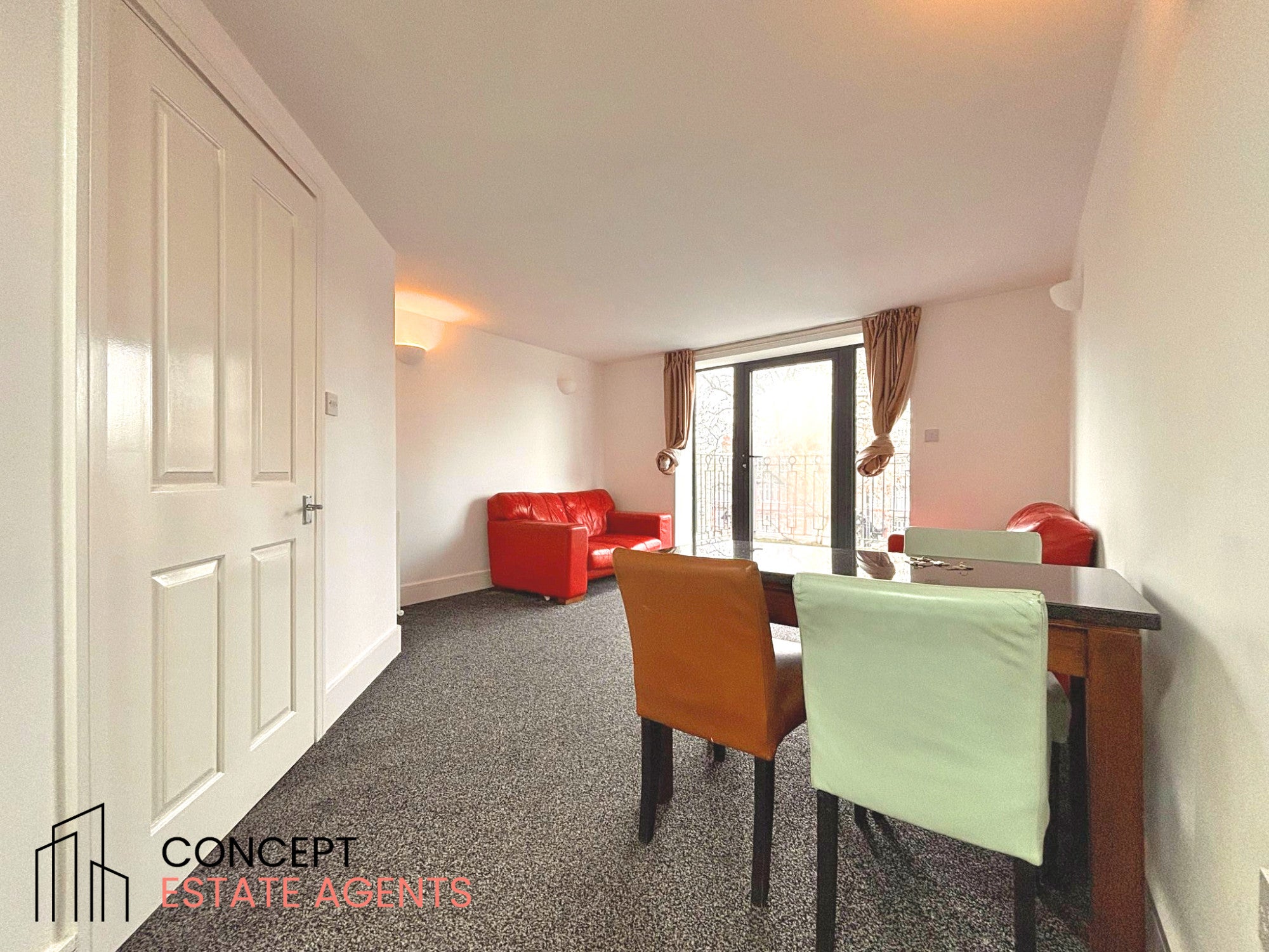 Flat Paradise Road in Greater London