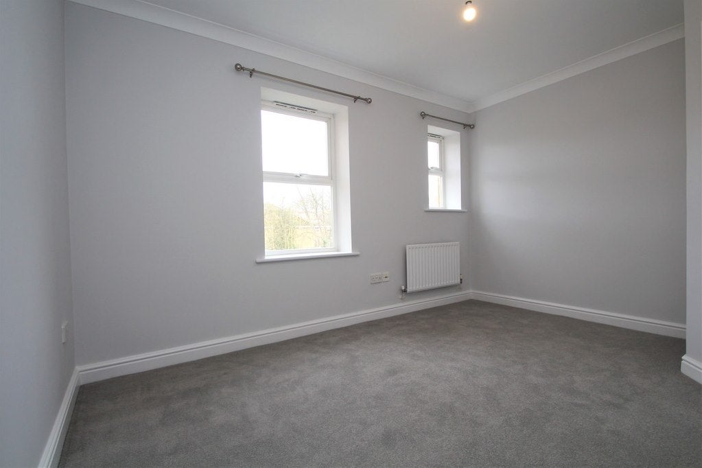 Flat Upper Brighton Road in Greater London