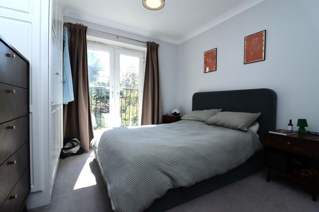 Flat Upper Brighton Road in Greater London