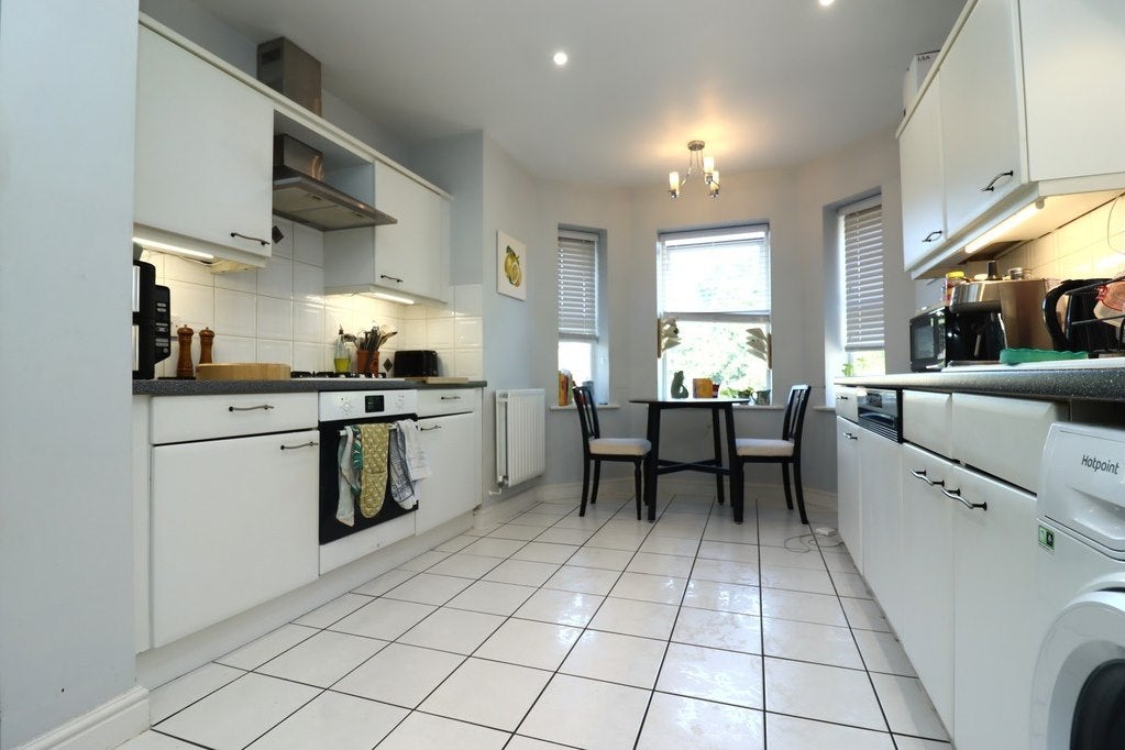 Flat Upper Brighton Road in Greater London