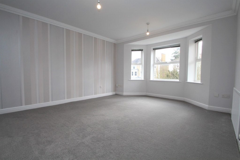 Flat Upper Brighton Road in Greater London